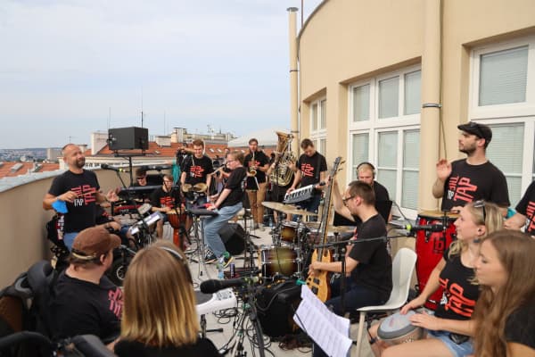 Kapela The Tap Tap na terase Žižkovské nemocnice